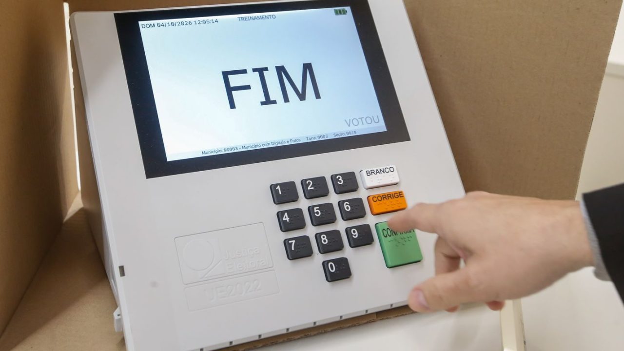Urna eletrônica sendo substituída em seção de votação