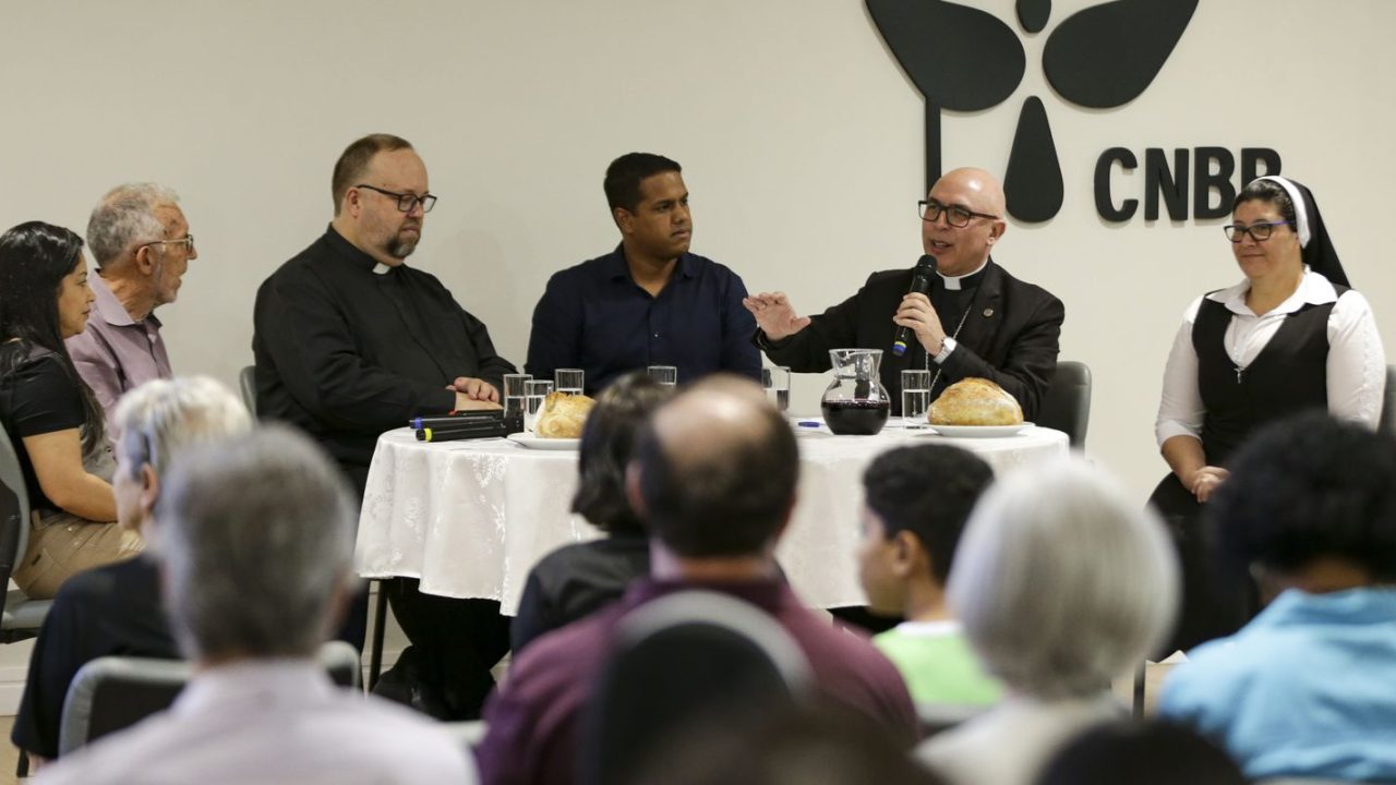 Bispos católicos assinando carta dirigida ao povo de Deus sobre o segundo turno das eleições de 2026