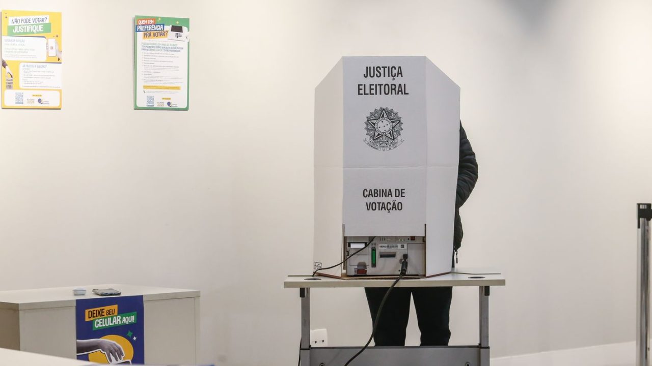 Urna eletrônica exibindo opções de voto para presidente e prefeito