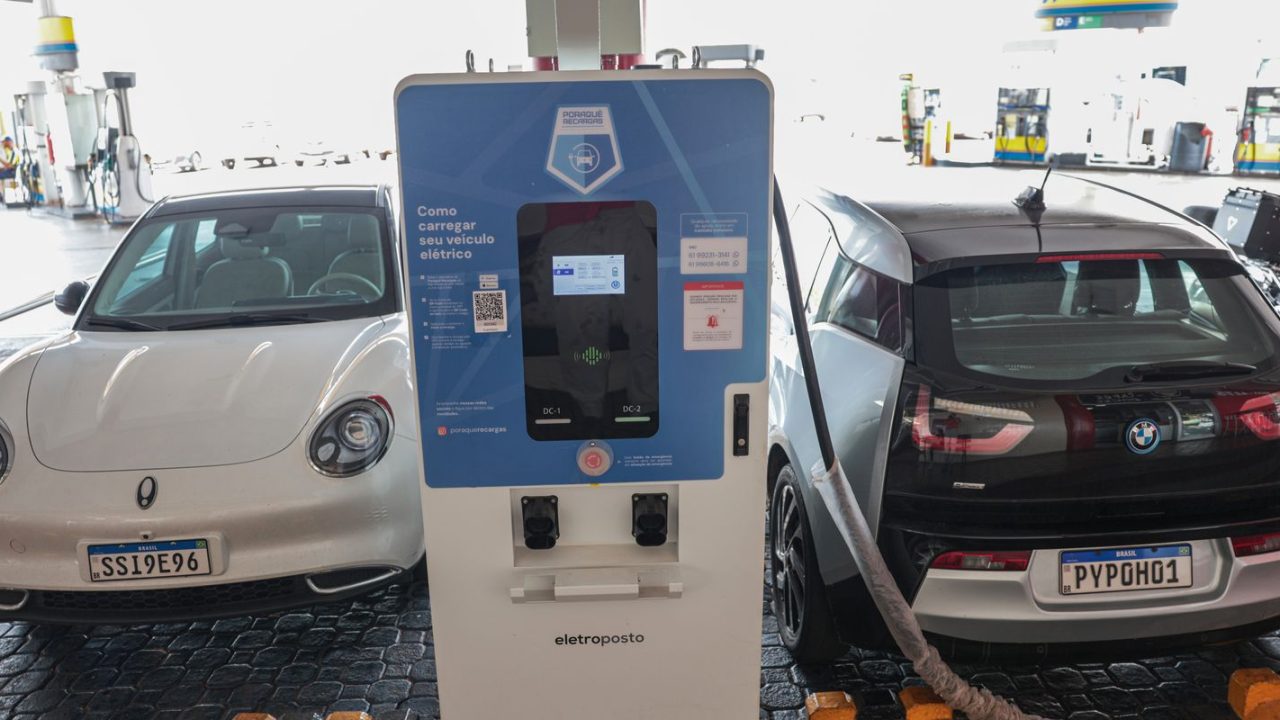 Gráfico mostrando porcentagem de motoristas que consideram comprar carro elétrico no Brasil