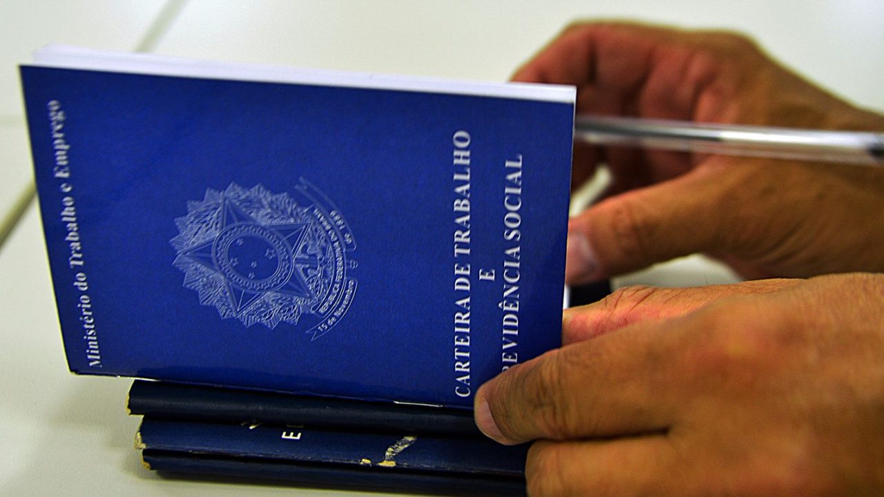 Funcionário recebendo depósito do Abono Salarial em conta bancária