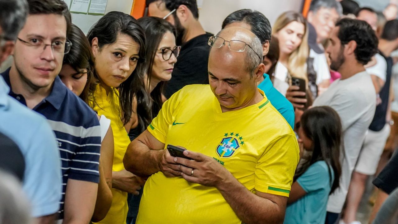 Eleitores nas filas de votação em uma seção eleitoral no Brasil