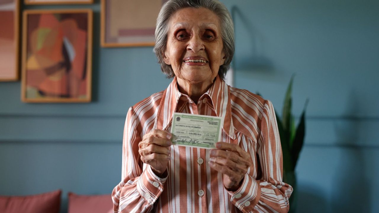 Eleitores com mais de 70 anos em fila de votação