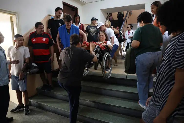 Rio de Janeiro (RJ), 04/10/2026 - A psicóloga Maria Lidia Gomes de Mattos vota na zona eleitoral do Colégio Estadual Amaro Cavalcante, no Largo do Machado.
