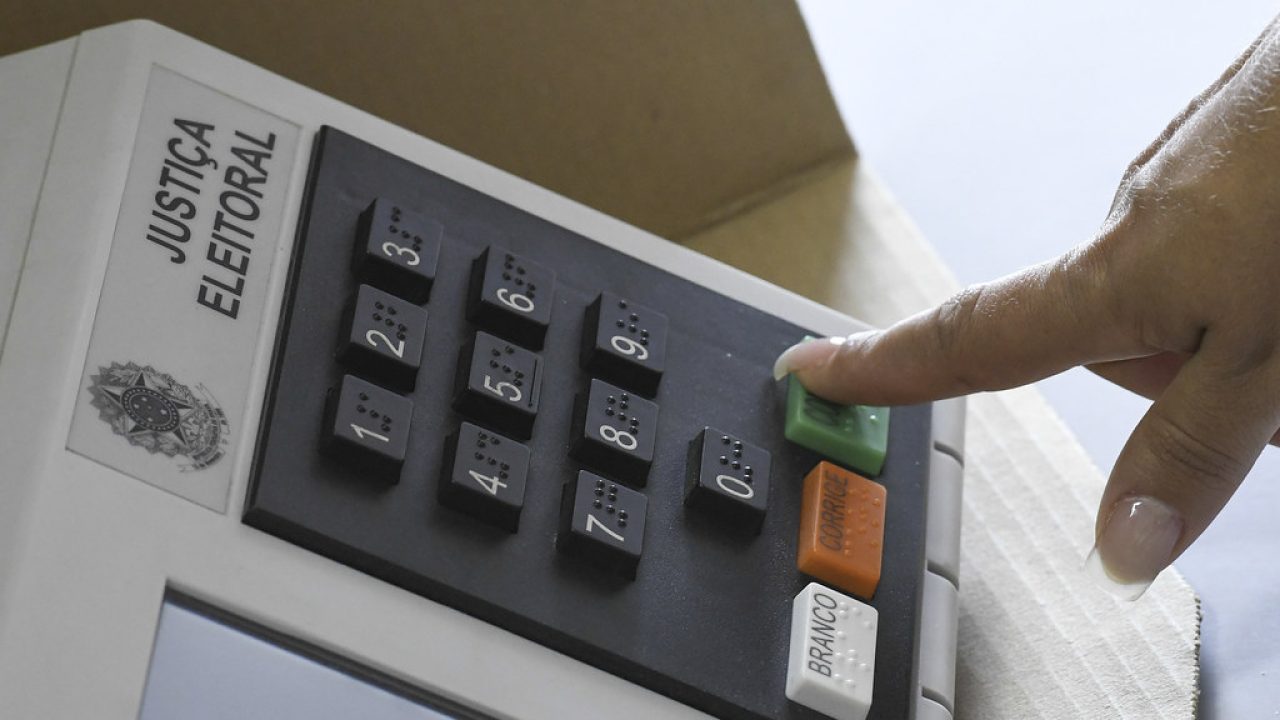 Eleitores nas filas de votação durante a eleição presidencial de 2022 no Brasil