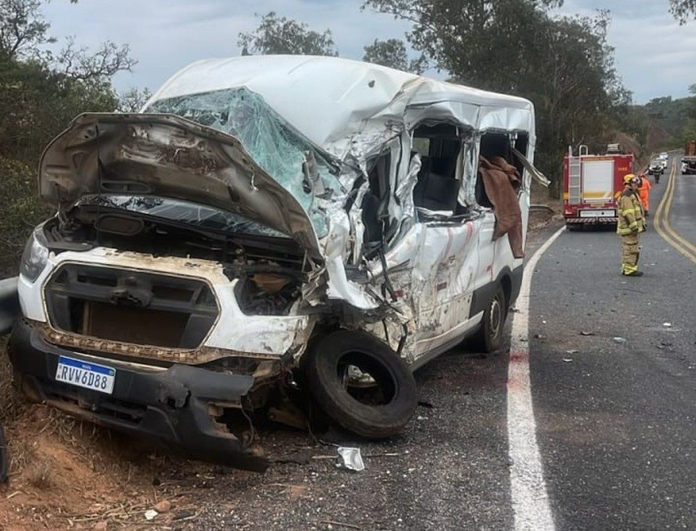 Van envolvida em acidente na MGC-367, em Diamantina