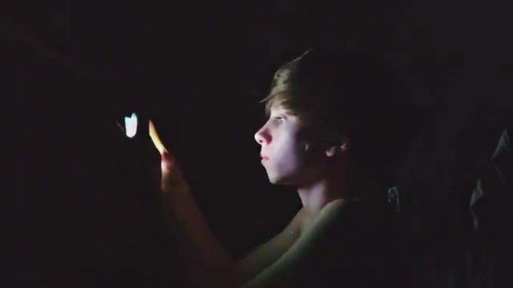 ‘Essa Tal de Adolescência': como celulares reconfiguraram a relação entre pais e filhos