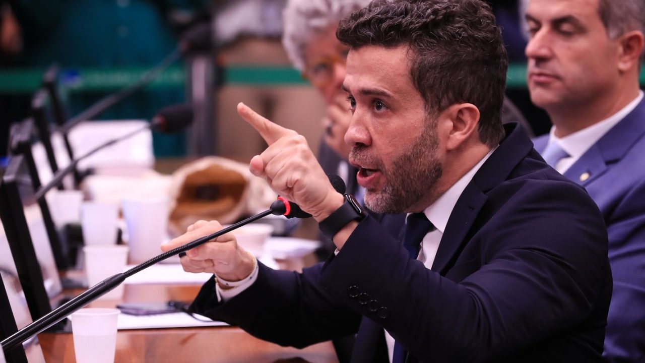 Captura de tela do canal "Exército do Lula" no WhatsApp