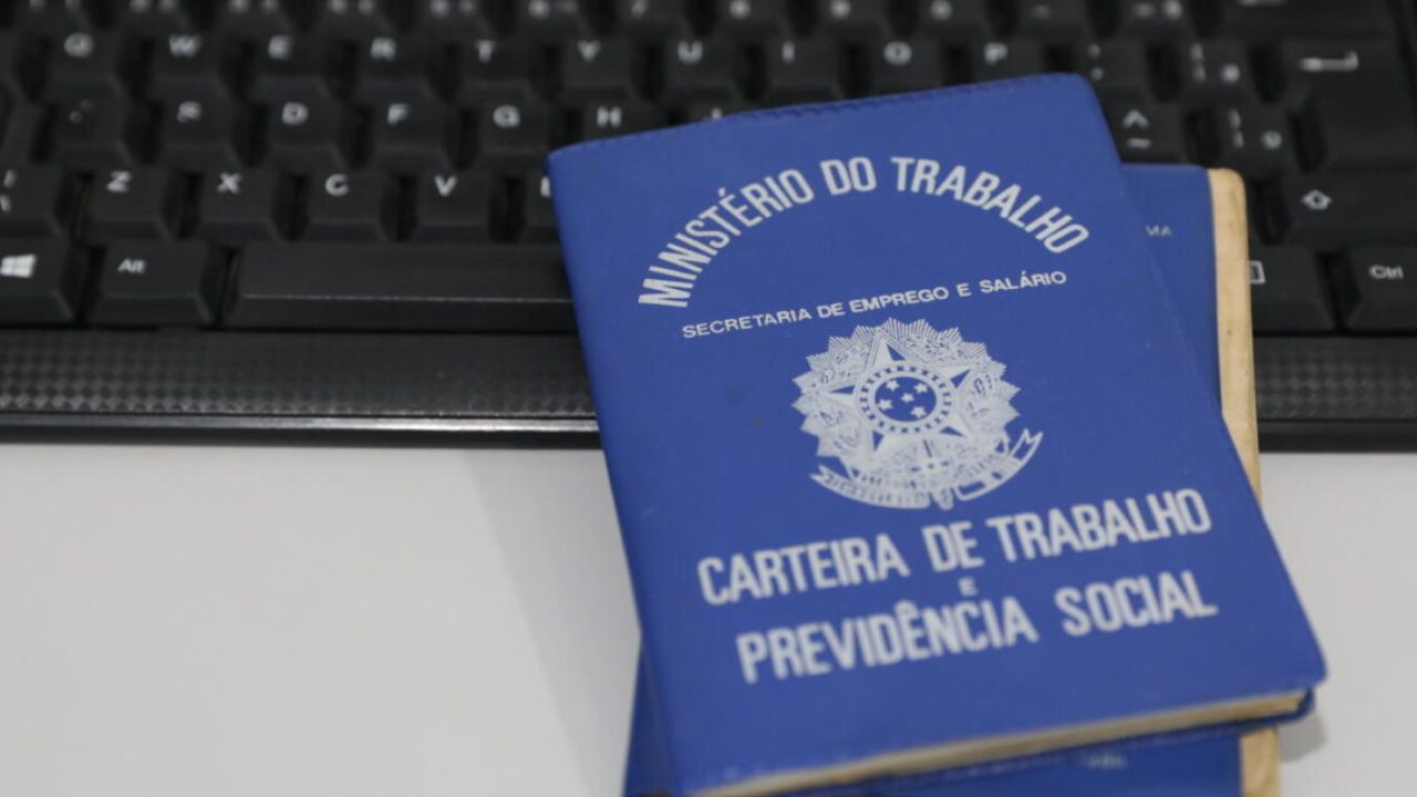 Mulher de telemarketing com expressão preocupada, representando vítima de ludopatia