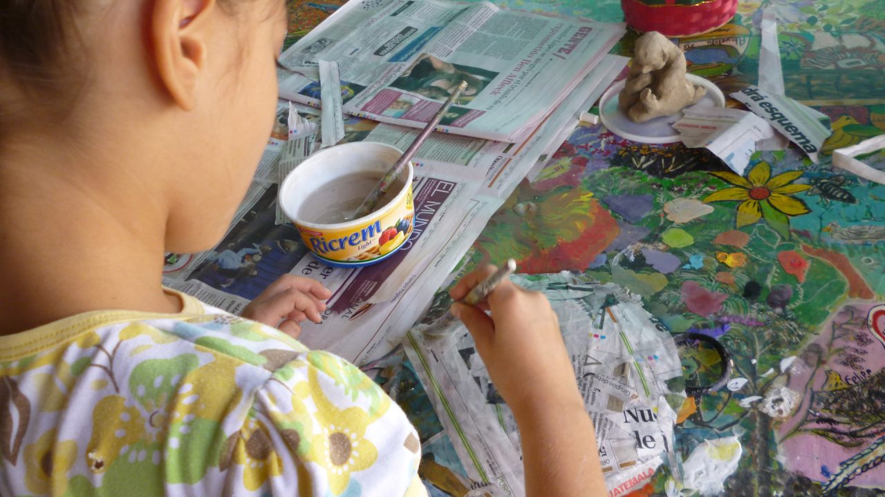 Crianças participando de oficinas culturais em espaços públicos de Belo Horizonte