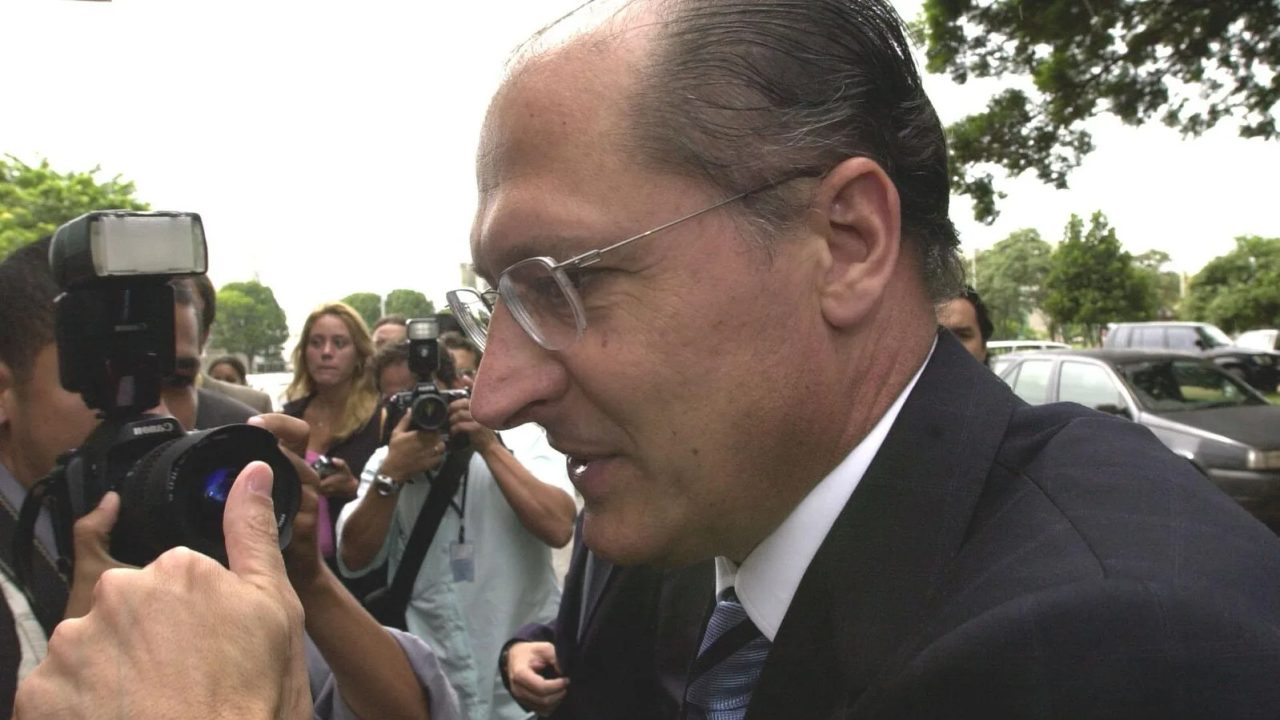Vice‑presidente Geraldo Alckmin votando no Colégio Santo Américo, em São Paulo