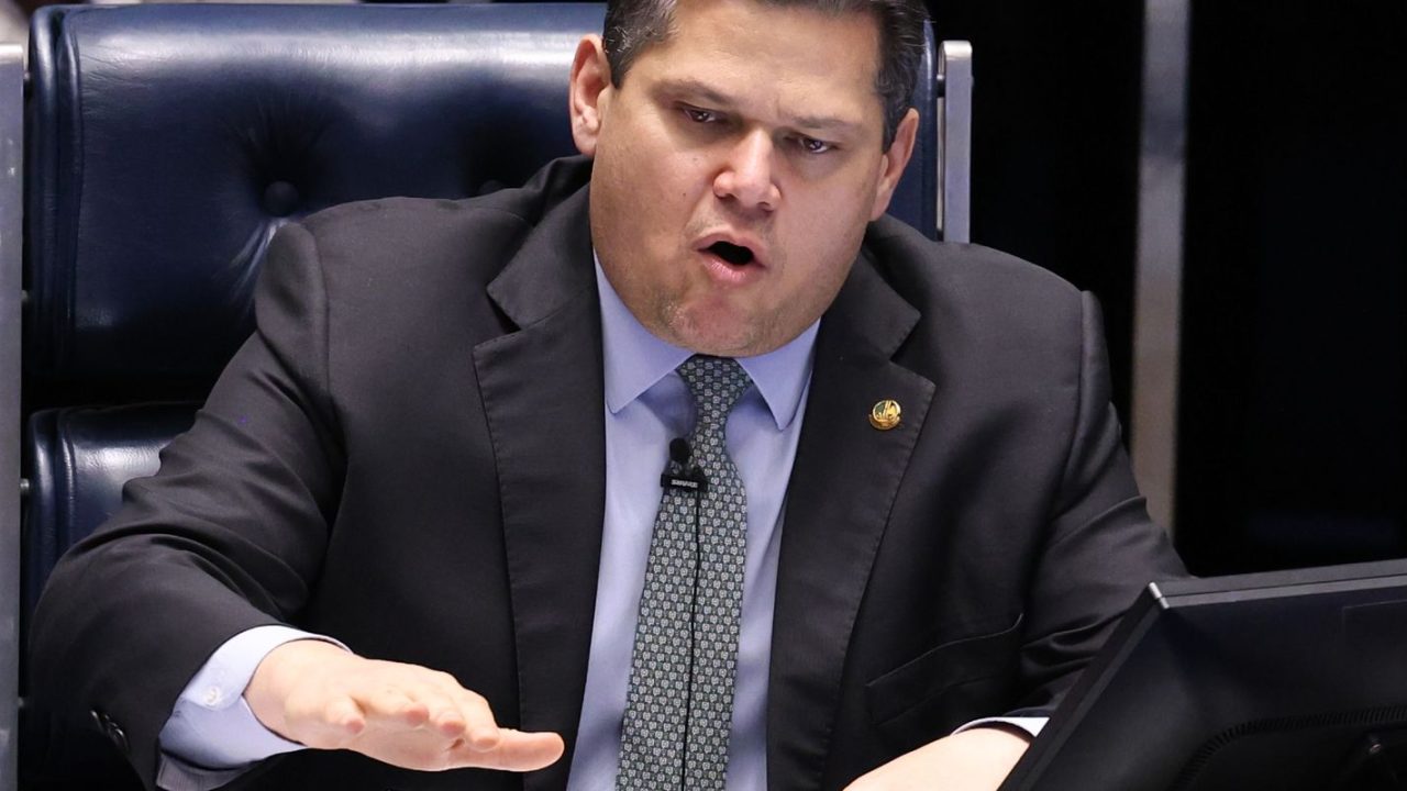 Presidente do Senado Davi Alcolumbre assinando a promulgação da PEC 221