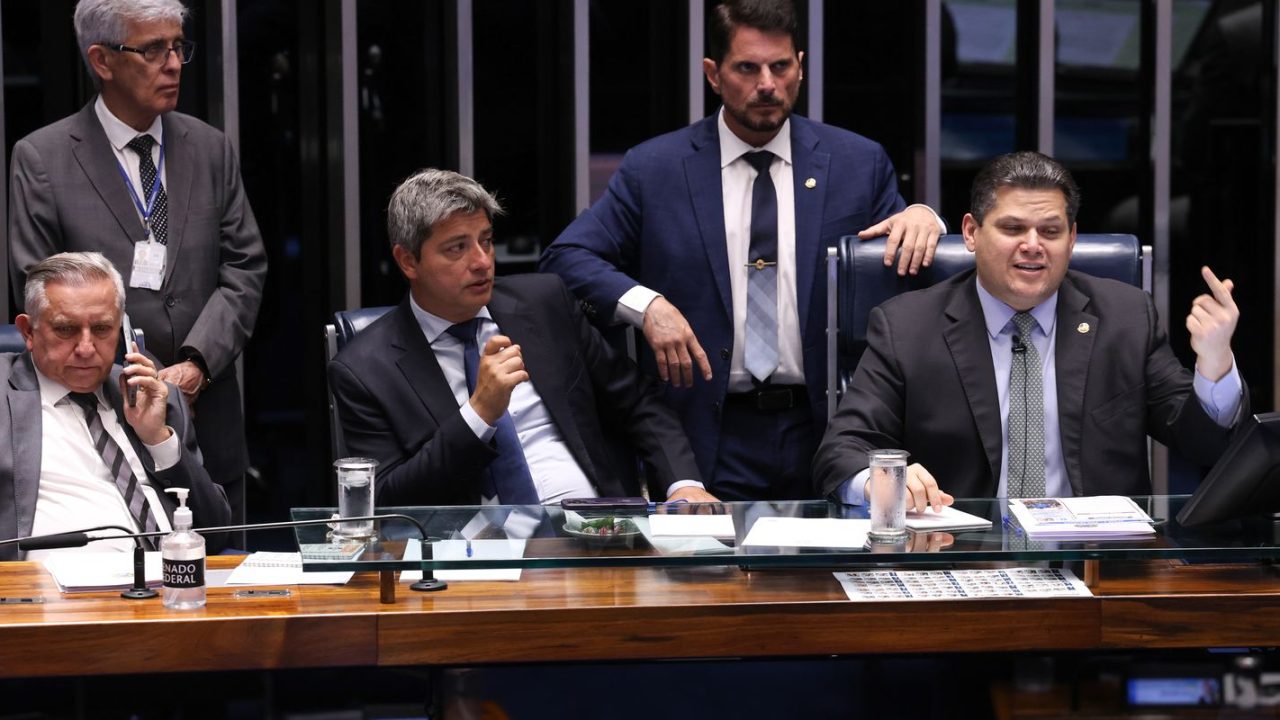 Presidente do Senado Davi Alcolumbre anunciando retirada de pauta da PEC de Segurança Pública