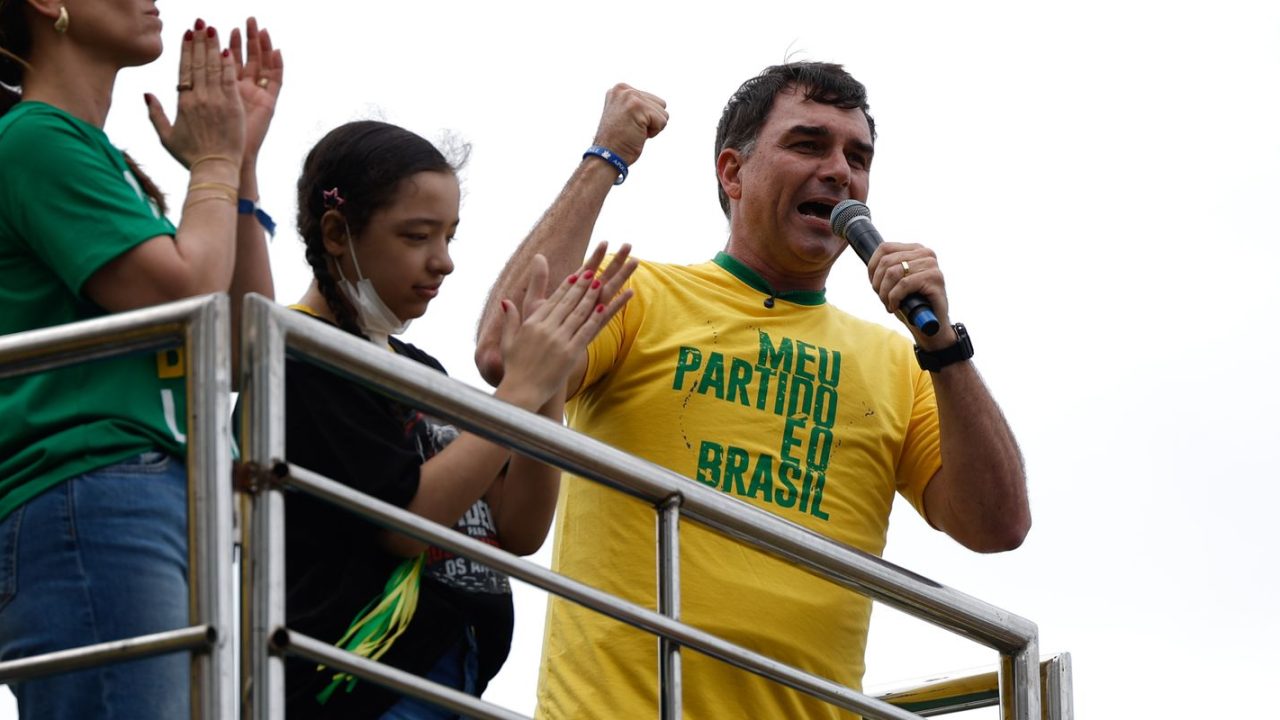 Alfredo Gaspar ao lado de Flávio Bolsonaro anunciando candidatura à vice‑presidência