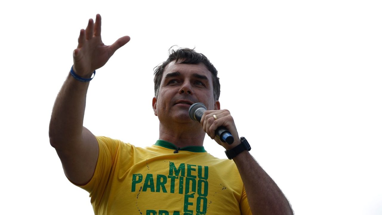 Flávio Bolsonaro em ambiente institucional, Simón Levy em evento empresarial, Marco Rubio em reunião diplomática