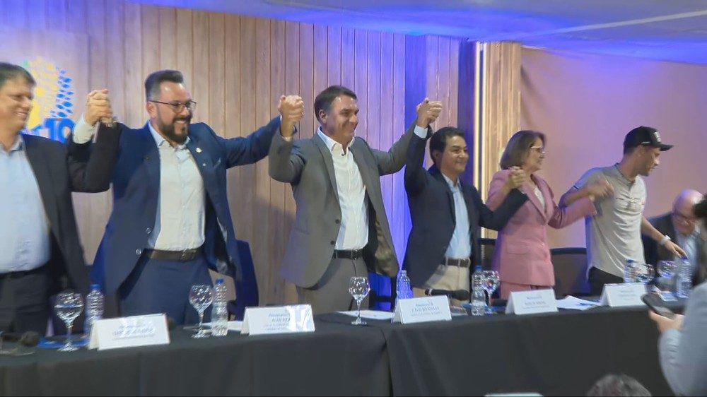 Flávio Bolsonaro (PL) e integrantes do partido Republicanos durante anúncio de apoio no segundo turno
