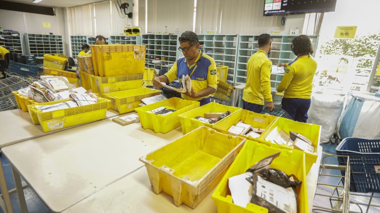 Executivos da AliExpress e Correios assinando memorando em Hangzhou