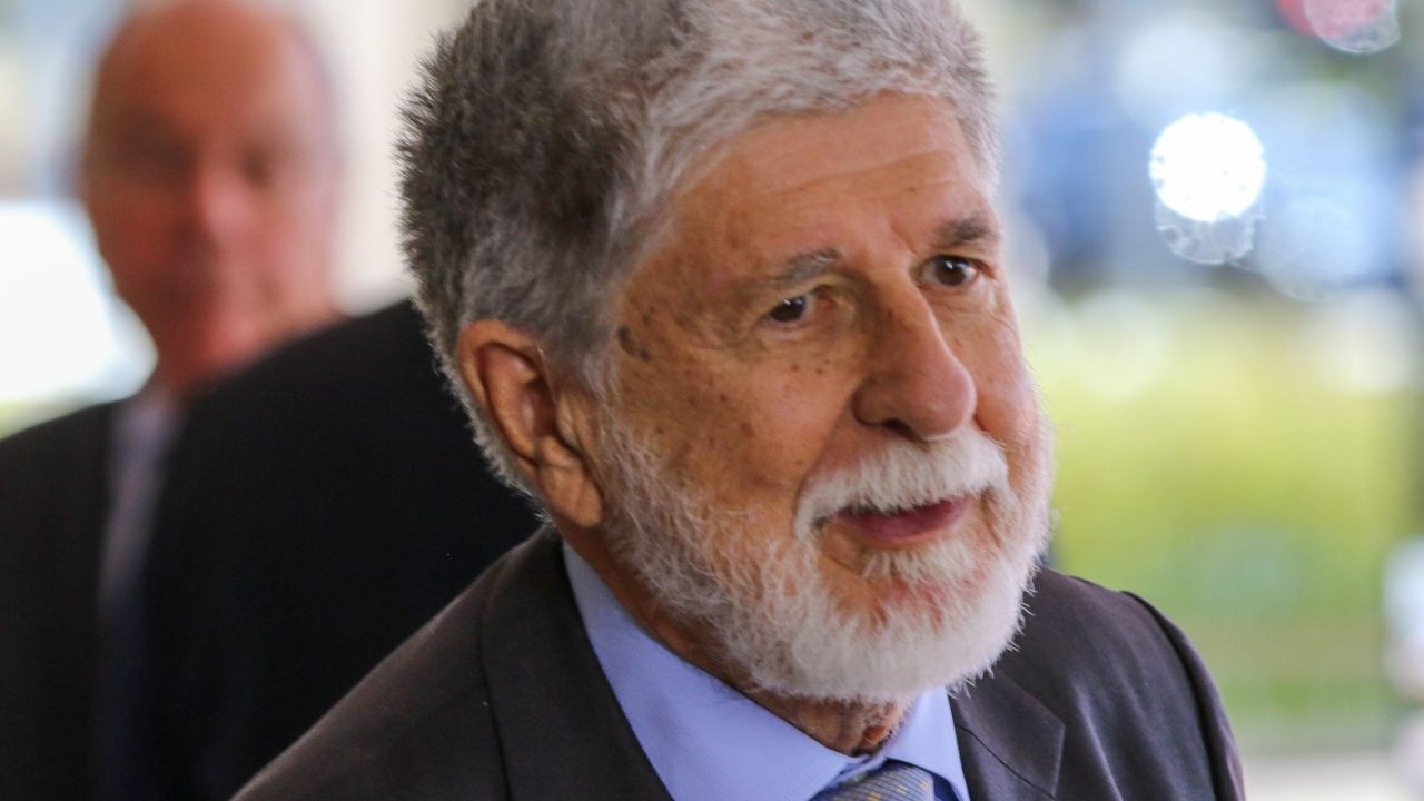 Celso Amorim e Donald Trump em eventos distintos, simbolizando a disputa política internacional sobre a eleição brasileira