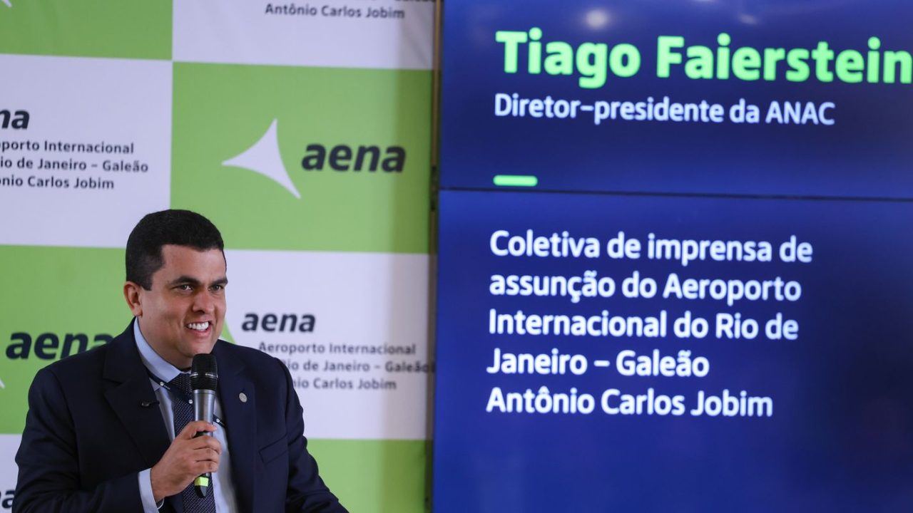 Passageiro sendo abordado por segurança em aeroporto brasileiro