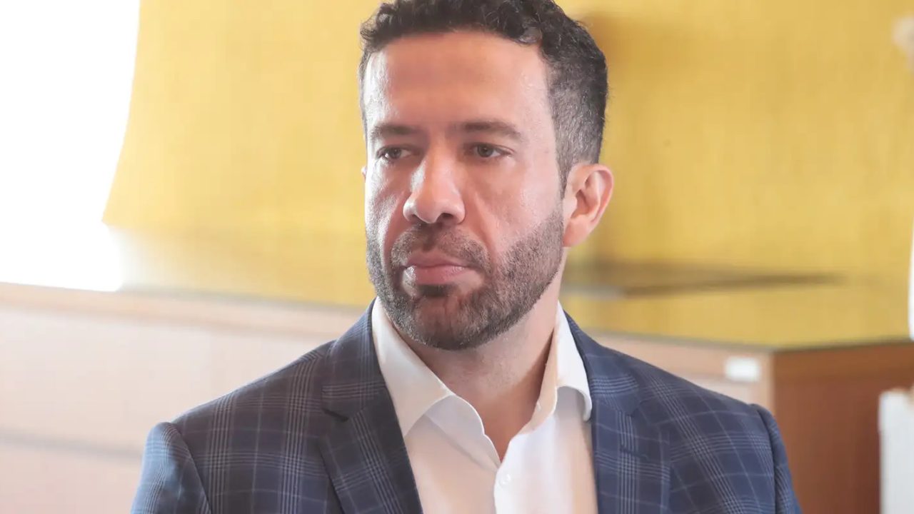 Deputado André Janones saindo do Hospital Vila Nova Star em São Paulo