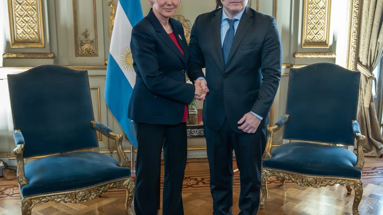 Porta‑voz do governo argentino Adrián Ravier em coletiva de imprensa