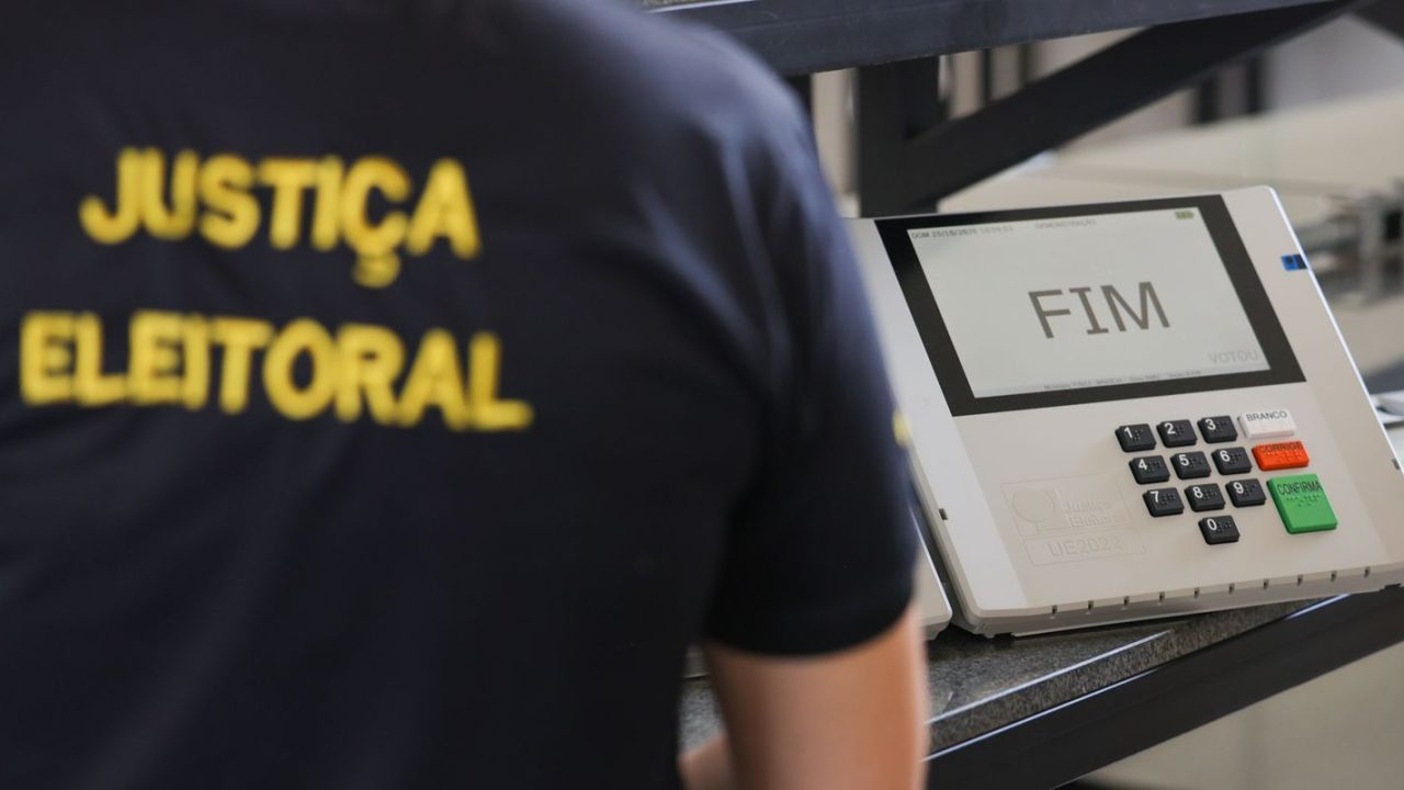 Pessoa fazendo denúncia de assédio eleitoral em ambiente de trabalho