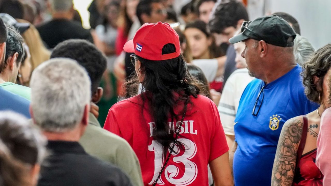 Representação de um trabalhador sendo pressionado politicamente no ambiente de trabalho