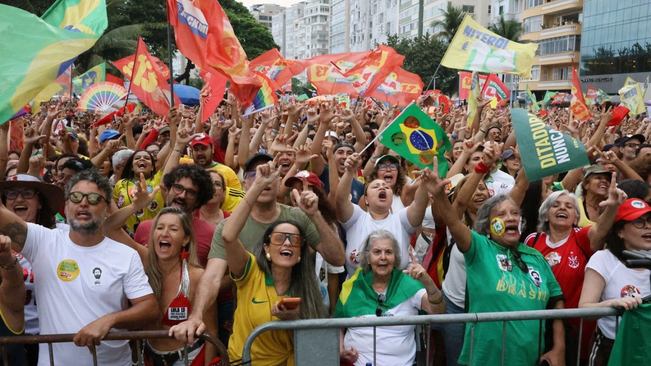 Multidão em ato musical na orla de Copacabana, Rio de Janeiro