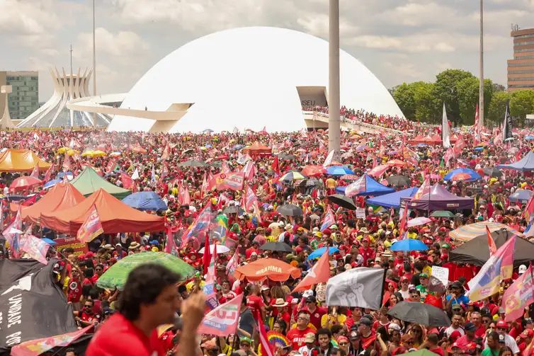 Brasília, DF 18/10/2026 Ato em apoio à reeleição de Luiz Inácio Lula da Silva à Presidência da República reune multidão na Esplanada dos Ministérios em Brasília