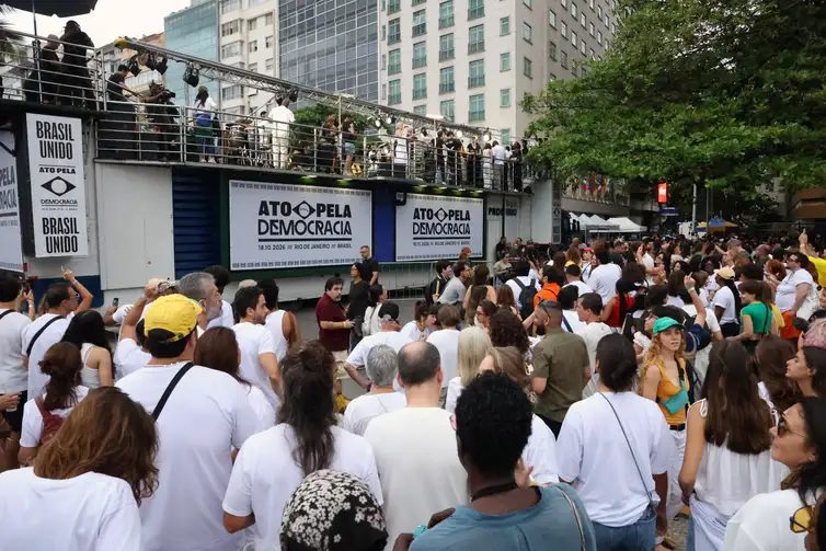 Rio de Janeiro (RJ), 18/10/2026 - Ato pela Democracia com participação de dezenas de artistas que apoiam a reeleição do presidente da República Luiz Inácio Lula da Silva, na orla de Copacabana.