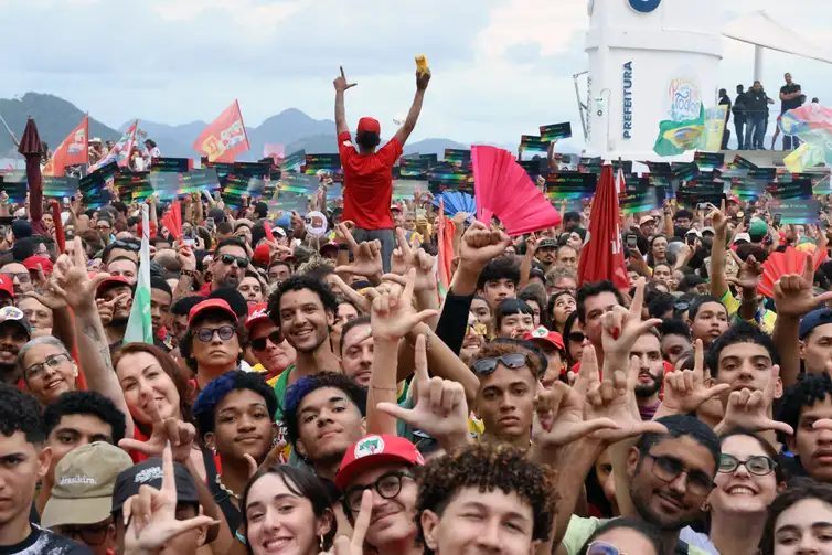 Rio de Janeiro (RJ), 18/10/2026 - Ato pela Democracia com participação de dezenas de artistas que apoiam a reeleição do presidente da República Luiz Inácio Lula da Silva, na orla de Copacabana.