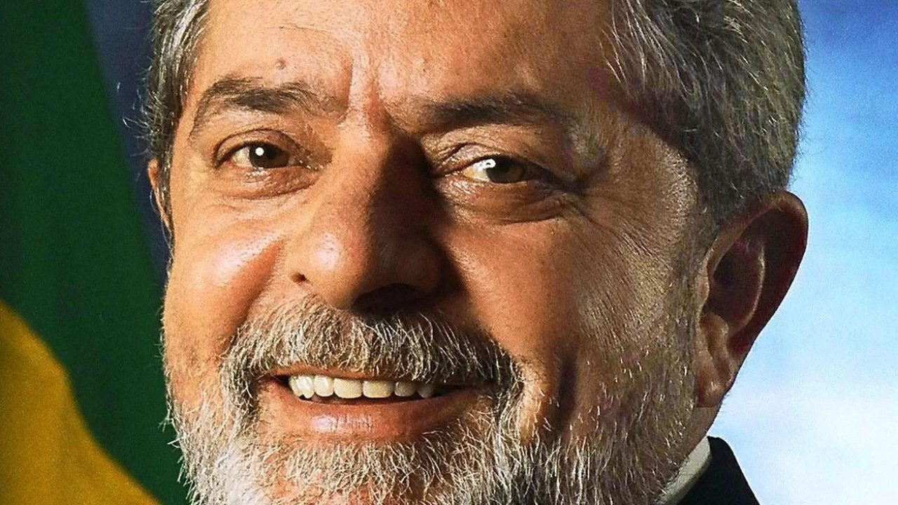 Manifestantes reunidos na Praça Raul Soares, em Belo Horizonte, apoiando Lula.