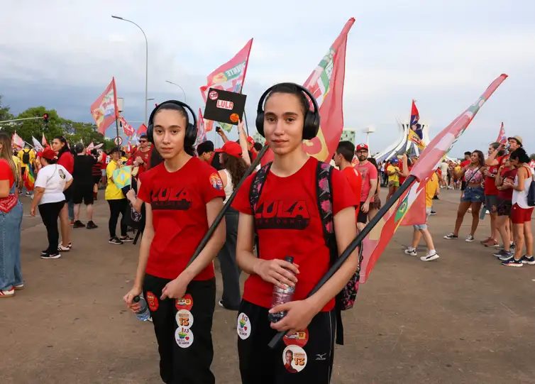 Brasília -DF- 24/10/2026 – As Gêmeas Melissa e Laila durante Manifestação da virada em apoio ao PT em Brasília.