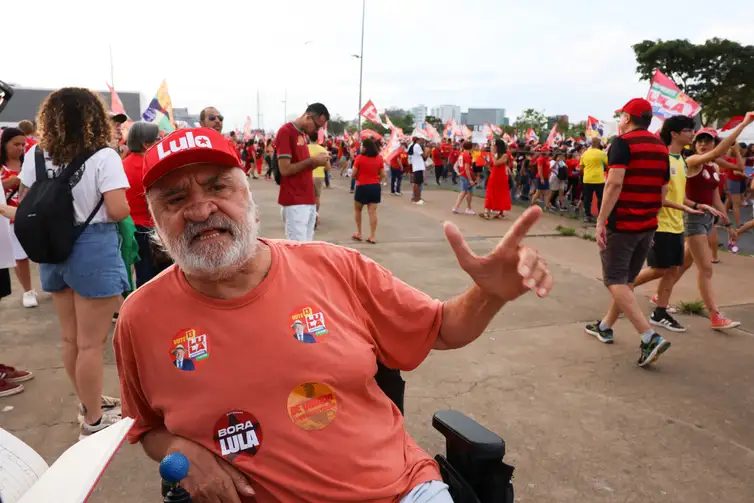 Brasília -DF- 24/10/2026 – Murilo da Cunha durante Manifestação da virada em apoio ao PT em Brasília.