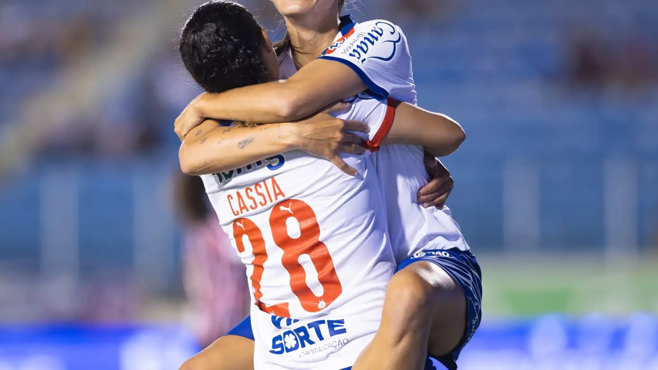 Jogadoras do Bahia comemoram gol contra o São Paulo no Batistão, em Aracaju