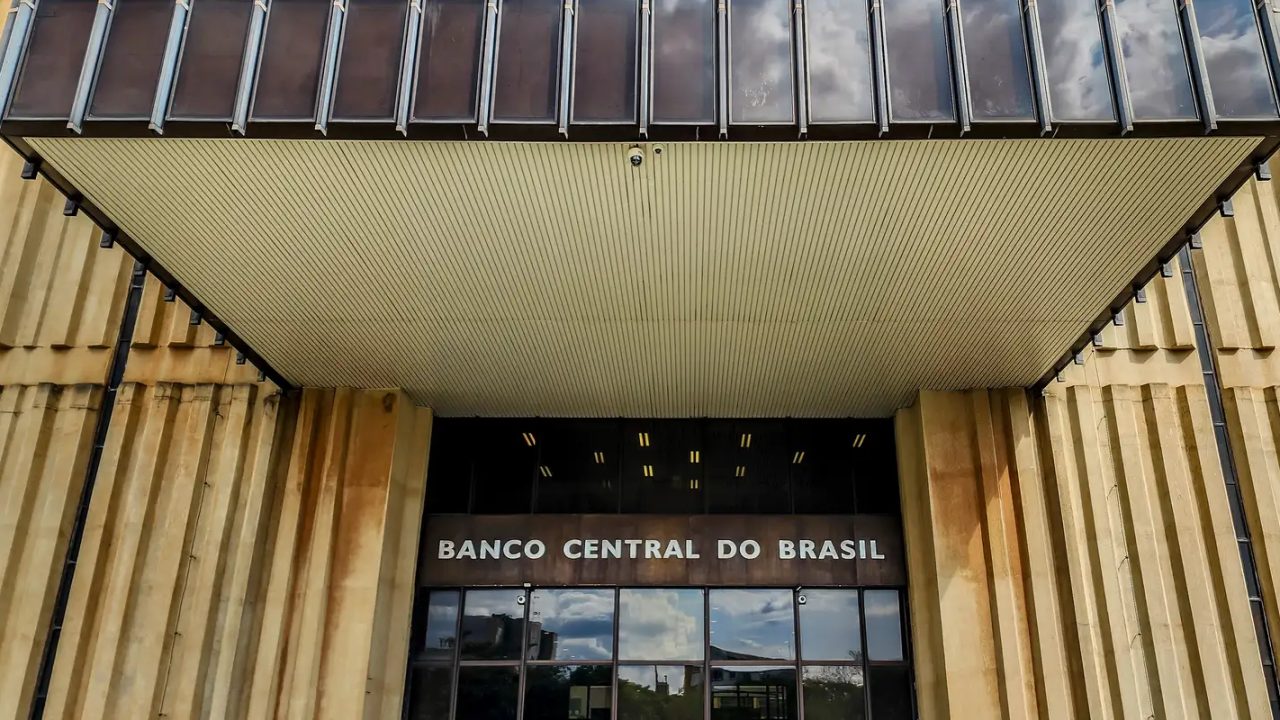 Diretoria do Banco Central analisando relatório de estabilidade financeira