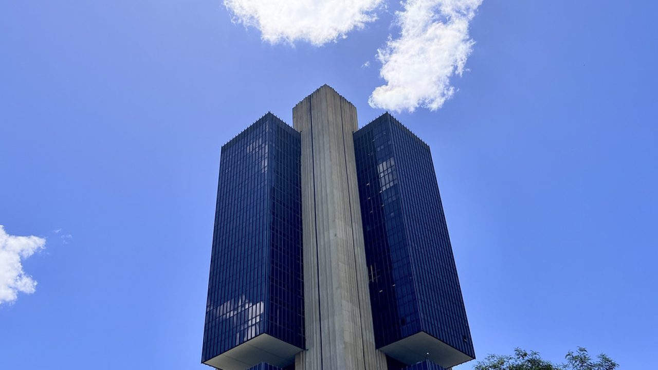 Diretores do Banco Central analisando novas normas de crédito