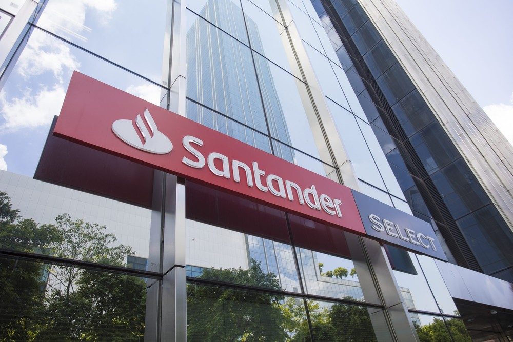 Fachada de agência do Santander