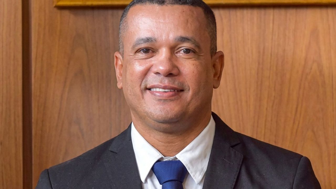Prefeito Rigo Alberto Teles de Sousa anunciando afastamento do secretário de Segurança Pública