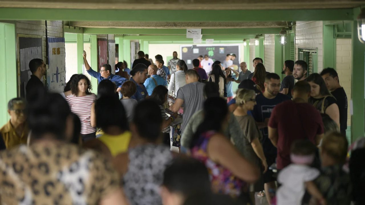 Urna eletrônica em frente a um colégio em Bela Vista do Piauí, Piauí