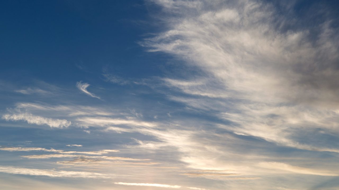 Céu de Betim com sol e algumas nuvens