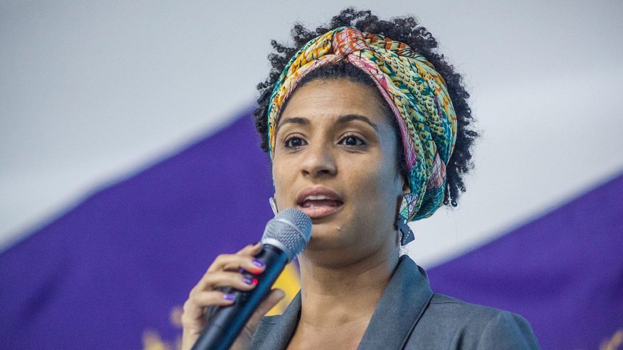 Manifestantes bolsonaristas em frente à PUC-Rio durante ato que ofendeu memória de Marielle Franco