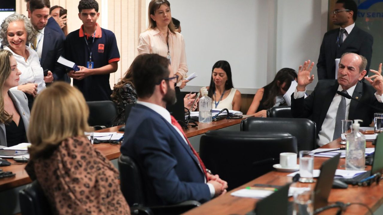 Michelle Bolsonaro sendo empossada como senadora do Distrito Federal