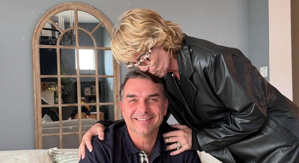 Flávio Bolsonaro e a mãe, Rogéria Bolsonaro.