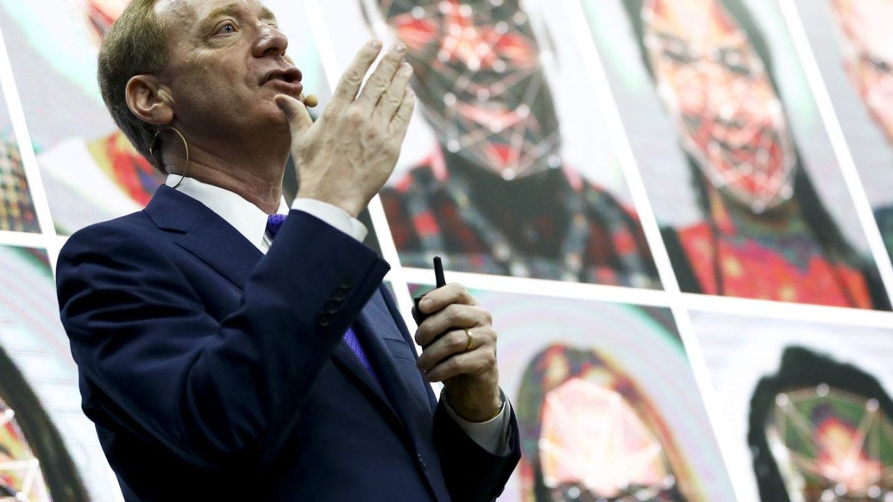 Brad Smith falando sobre regulação da IA em entrevista