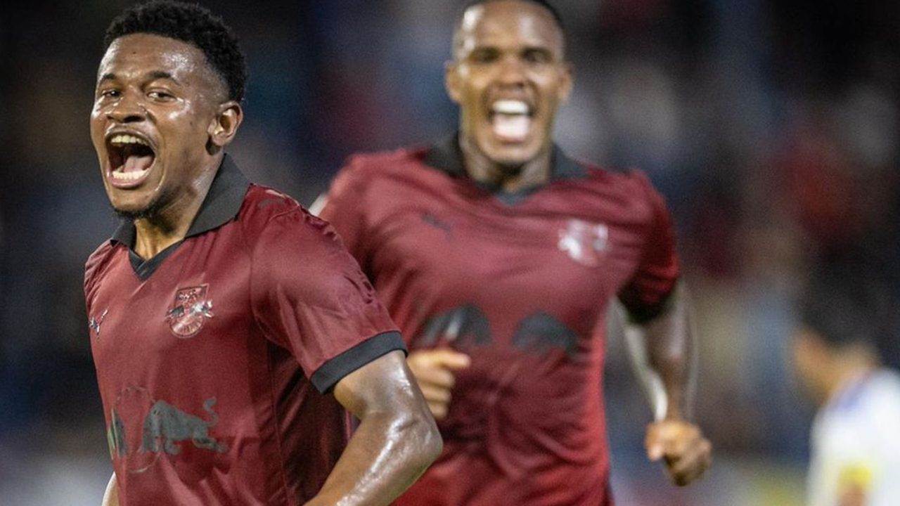 Jogadores do Bragantino comemorando gol contra o Cruzeiro em Bragança Paulista