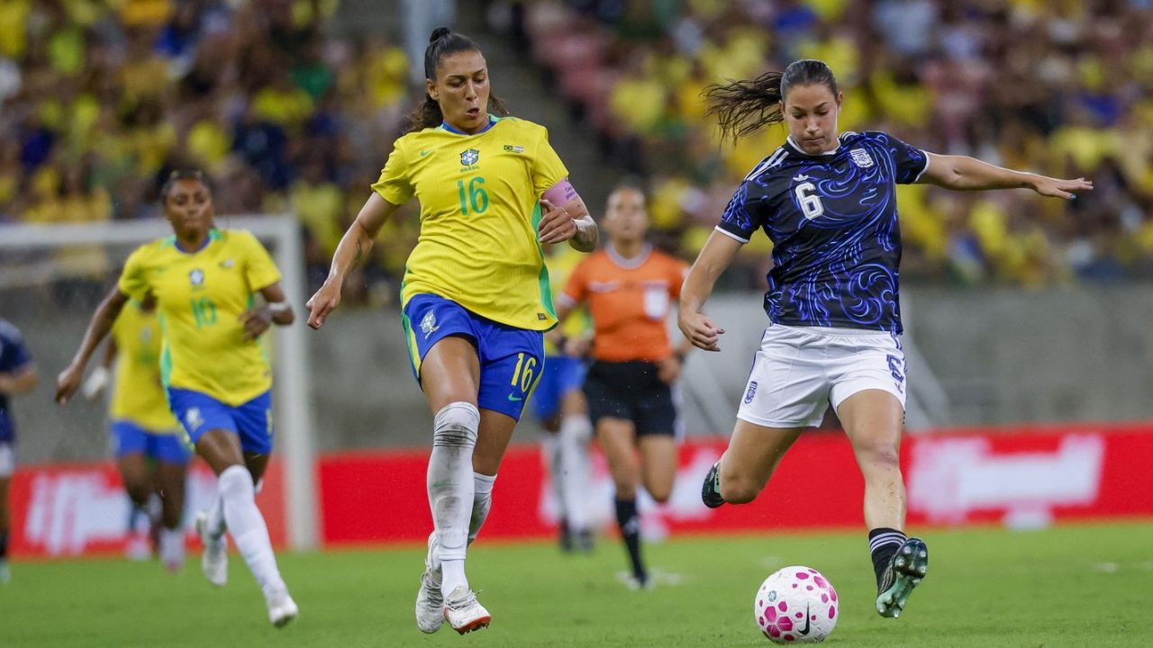 Jogadoras da seleção feminina do Brasil disputando o amistoso contra a Argentina na Arena de Pernambuco