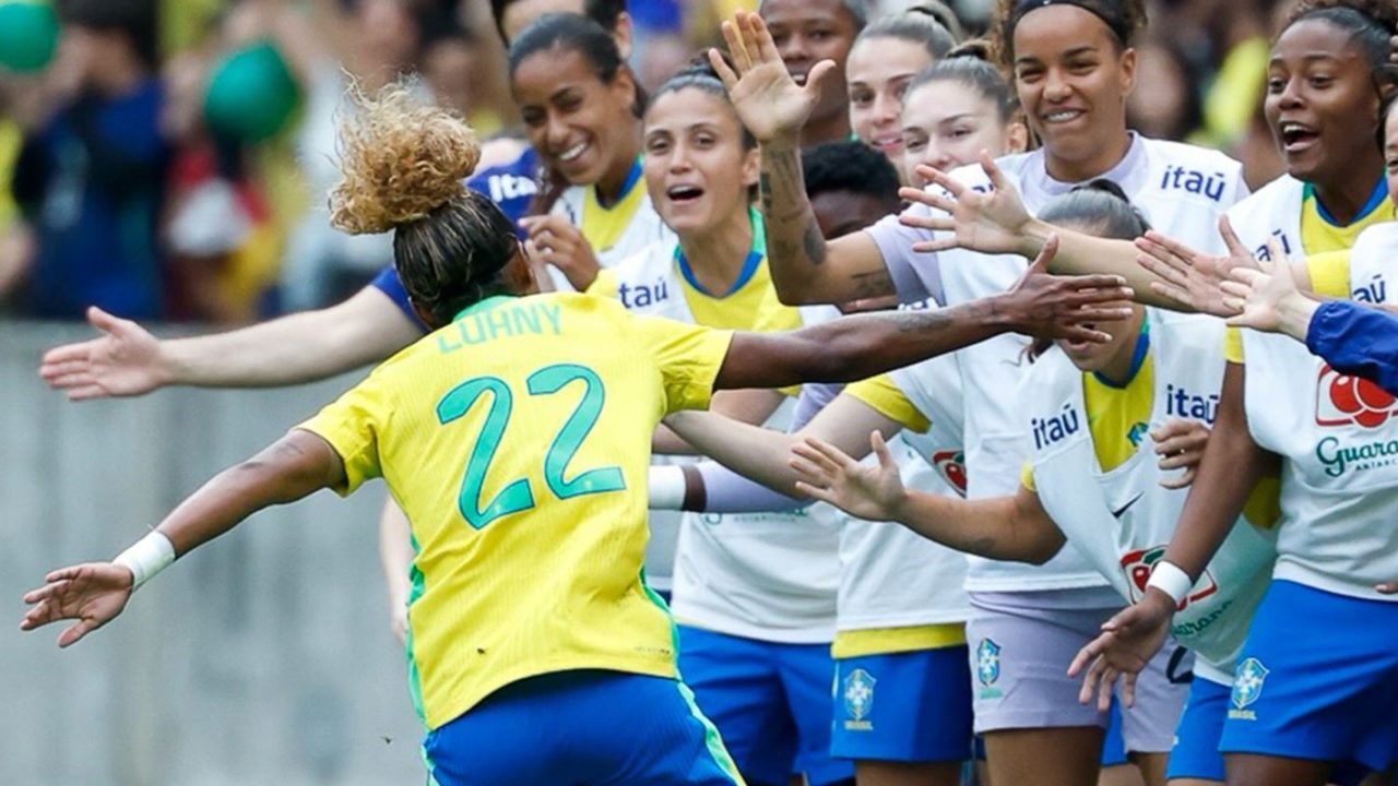 Jogadoras da seleção feminina do Brasil comemorando gol no Estádio Beira-Rio