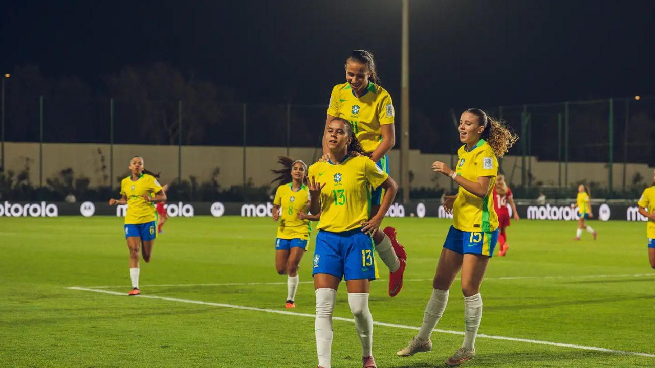 Jogadoras da seleção brasileira sub-17 comemorando gol contra a Polônia em Rabat