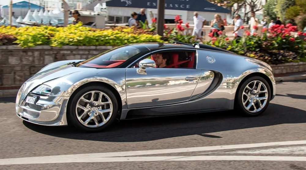 Fernando Alonso flagrado em Mônaco dirigindo o raro Bugatti Grand Sport Vitesse com carroceria de alumínio polido.